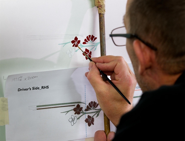 【新闻图片】Mark Court精心绘制车身腰线.jpg