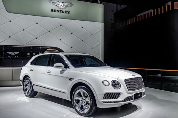 6. 宾利添越V8.jpg