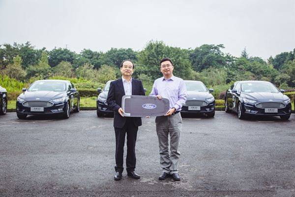 01-交车仪式(左:重庆市商务委员会副主任 宋刚;右:长安福特人事行政副总裁 刘忠胜.jpg