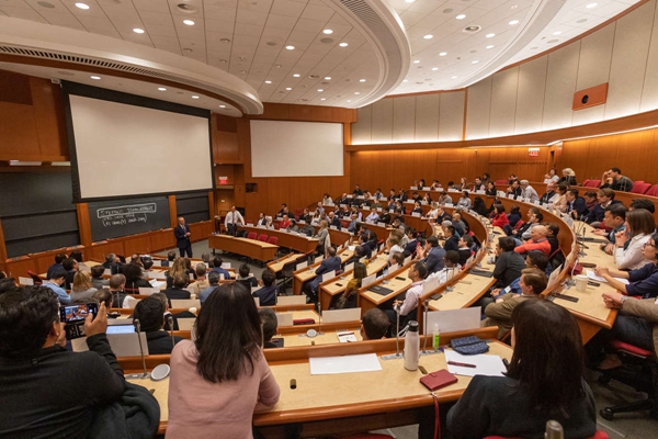 03 - Stefano Domenicali 先生受邀在哈佛商学院综合管理高层教育项目中发表演讲.jpg