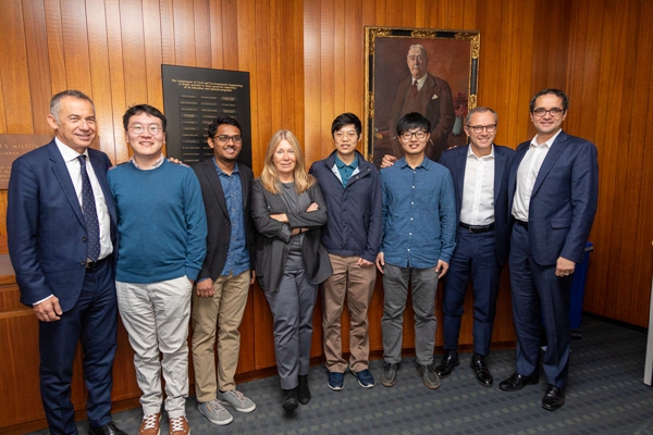 07 - 麻省理工学院Dincă教授(右一)、Stefano Domenicali先生(右二)、麻省理工学院Sferza教授(左四)和Maurizio Reggiani先生(左一).jpg