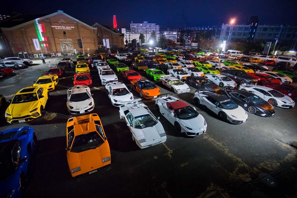 08 - 超过150台兰博基尼在大阪城和地标性的御堂筋大街上演盛大巡游.jpg